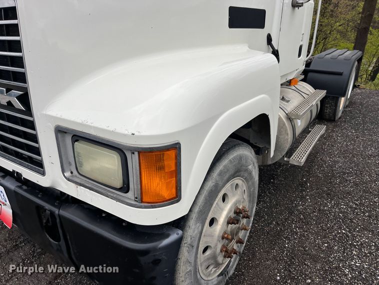 image for item LD9466 2005 Mack CHN613 semi truck