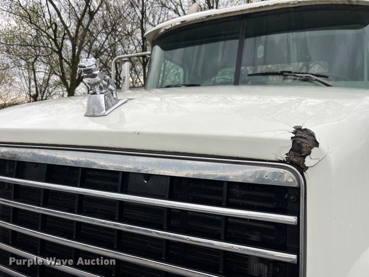 image for item LD9466 2005 Mack CHN613 semi truck