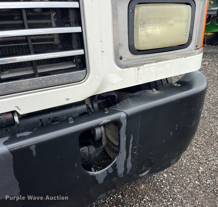 image for item LD9466 2005 Mack CHN613 semi truck