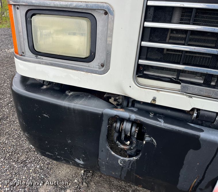 image for item LD9466 2005 Mack CHN613 semi truck