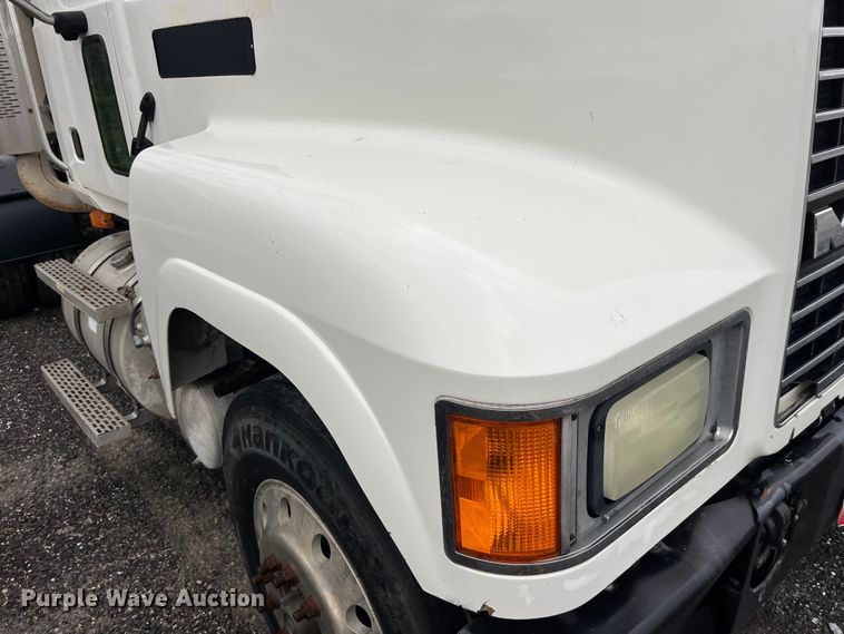 image for item LD9466 2005 Mack CHN613 semi truck