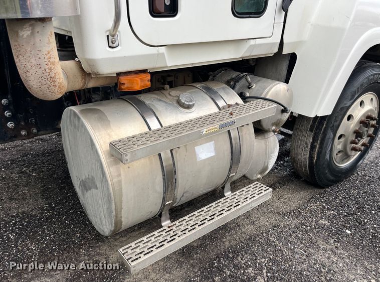 image for item LD9466 2005 Mack CHN613 semi truck