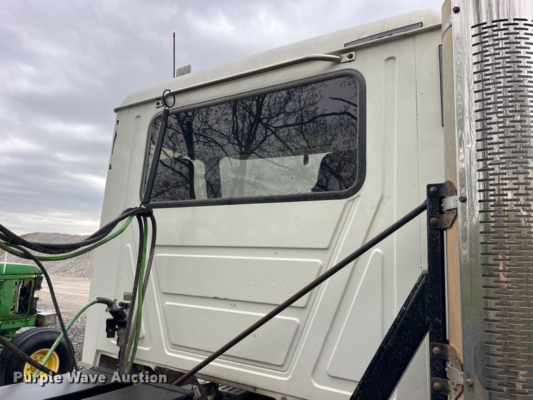 image for item LD9466 2005 Mack CHN613 semi truck