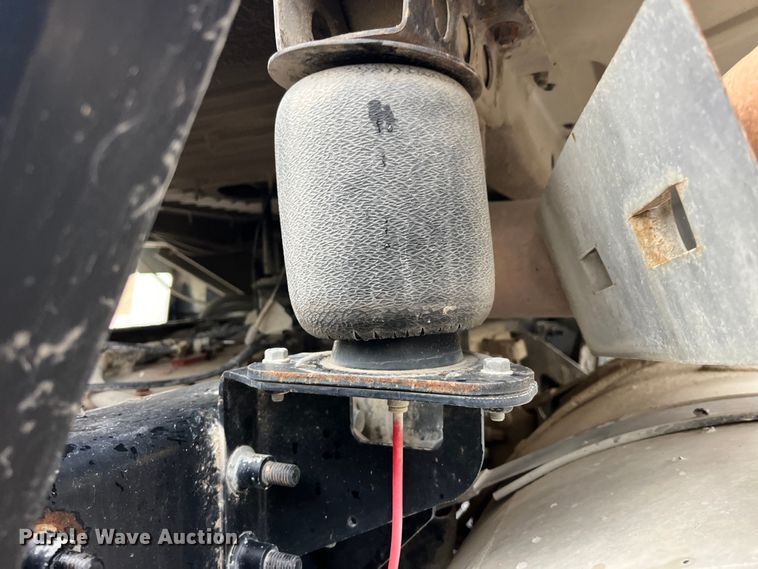 image for item LD9466 2005 Mack CHN613 semi truck