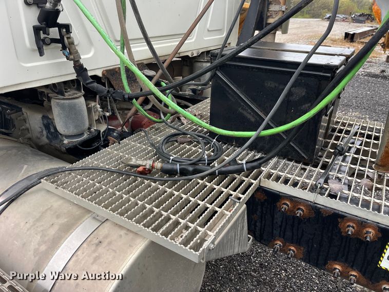 image for item LD9466 2005 Mack CHN613 semi truck