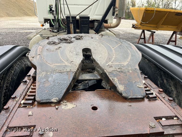 image for item LD9466 2005 Mack CHN613 semi truck