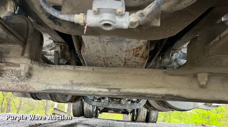 image for item LD9466 2005 Mack CHN613 semi truck