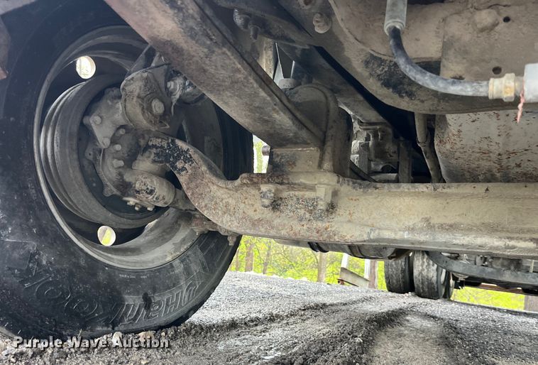 image for item LD9466 2005 Mack CHN613 semi truck