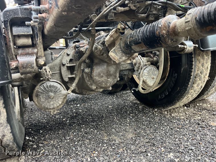 image for item LD9466 2005 Mack CHN613 semi truck