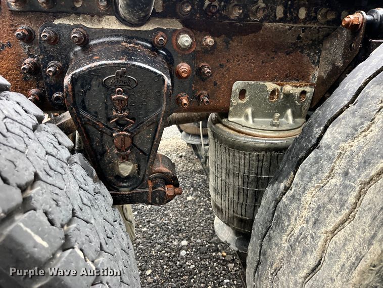 image for item LD9466 2005 Mack CHN613 semi truck