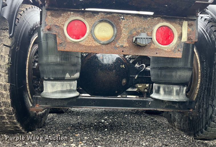 image for item LD9466 2005 Mack CHN613 semi truck