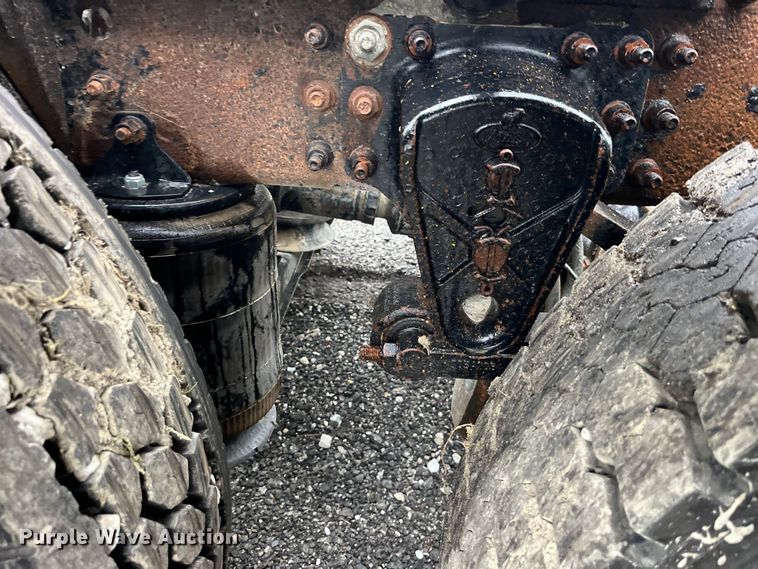 image for item LD9466 2005 Mack CHN613 semi truck