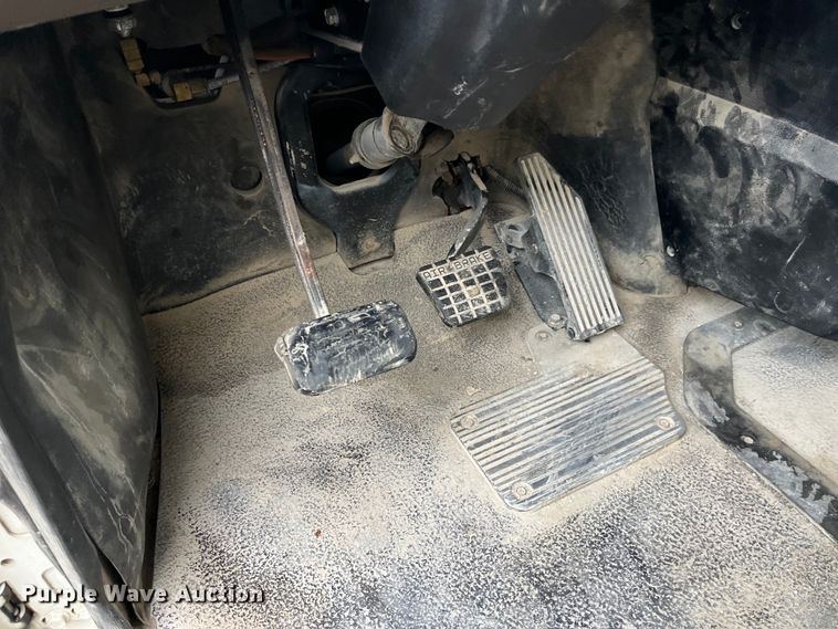 image for item LD9466 2005 Mack CHN613 semi truck