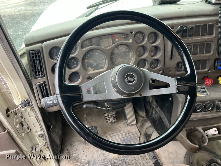 image for item LD9466 2005 Mack CHN613 semi truck