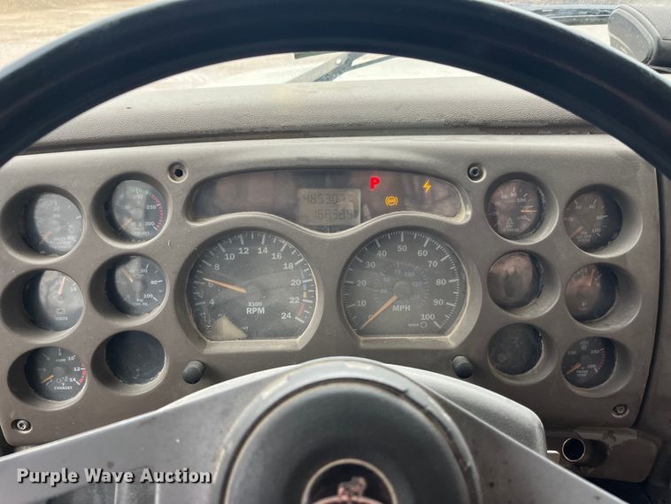 image for item LD9466 2005 Mack CHN613 semi truck