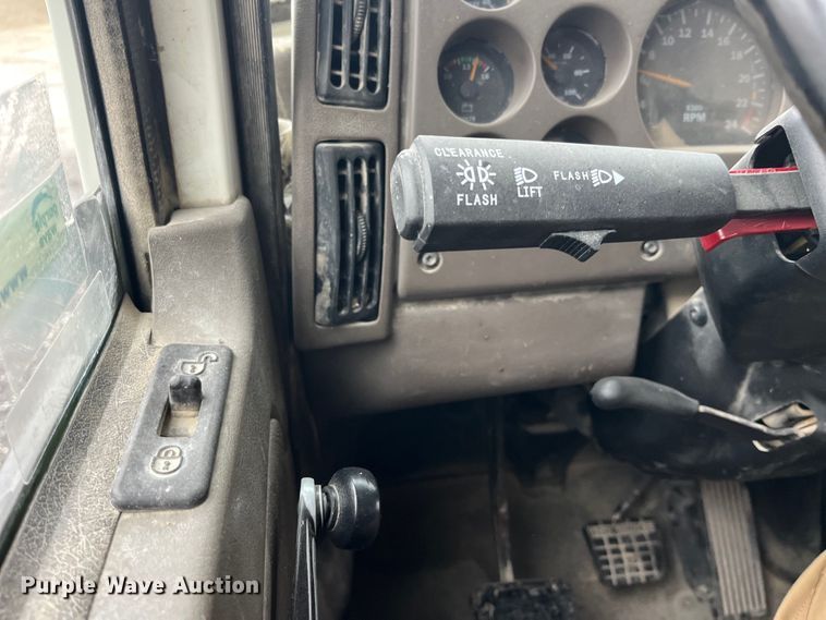 image for item LD9466 2005 Mack CHN613 semi truck