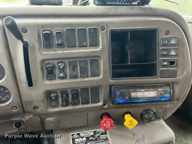 image for item LD9466 2005 Mack CHN613 semi truck