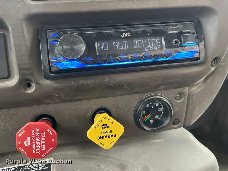 image for item LD9466 2005 Mack CHN613 semi truck