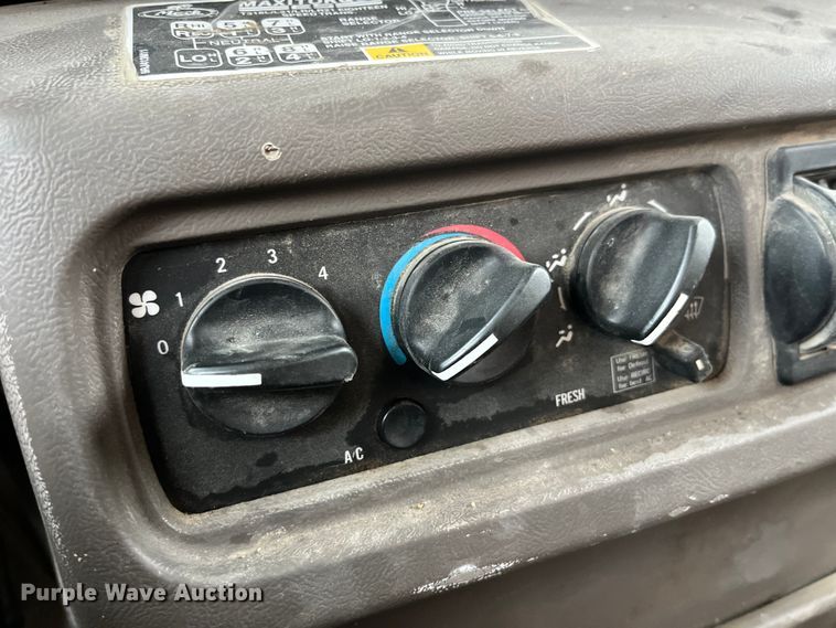 image for item LD9466 2005 Mack CHN613 semi truck