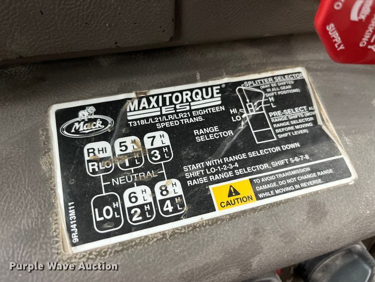 image for item LD9466 2005 Mack CHN613 semi truck