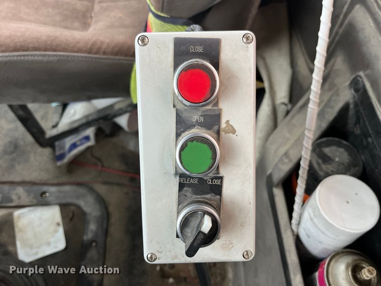 image for item LD9466 2005 Mack CHN613 semi truck