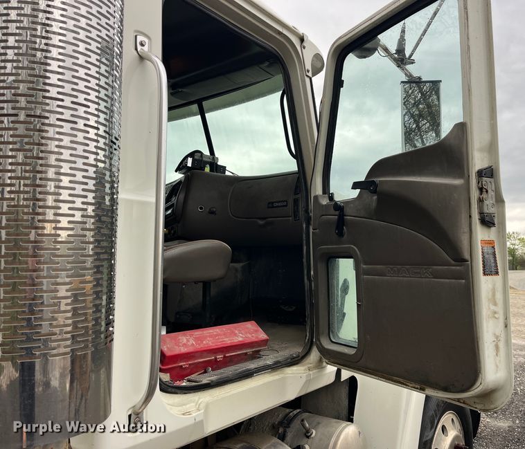 image for item LD9466 2005 Mack CHN613 semi truck