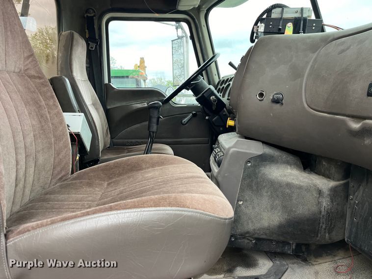 image for item LD9466 2005 Mack CHN613 semi truck