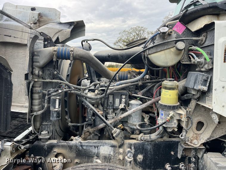 image for item LD9466 2005 Mack CHN613 semi truck