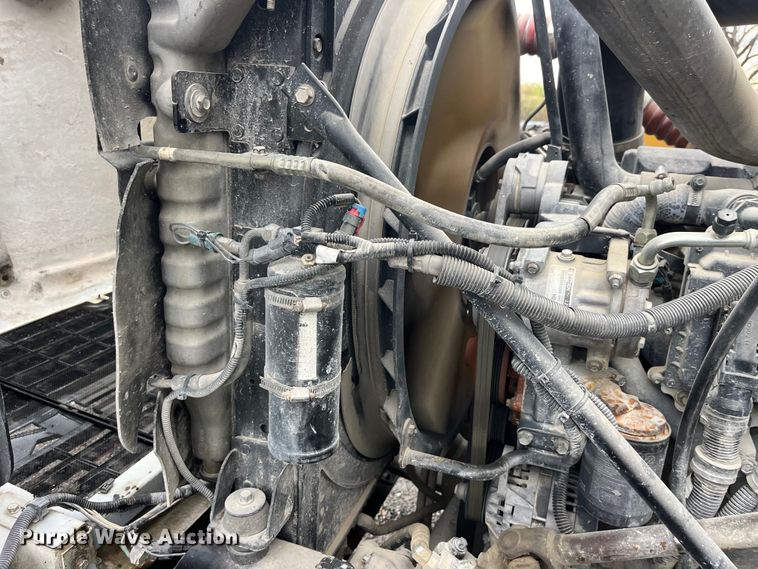 image for item LD9466 2005 Mack CHN613 semi truck