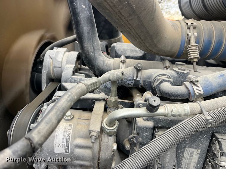 image for item LD9466 2005 Mack CHN613 semi truck