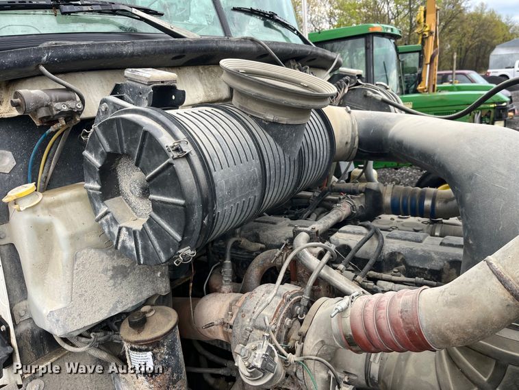 image for item LD9466 2005 Mack CHN613 semi truck