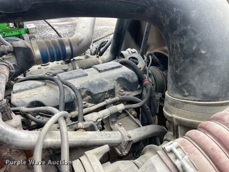 image for item LD9466 2005 Mack CHN613 semi truck