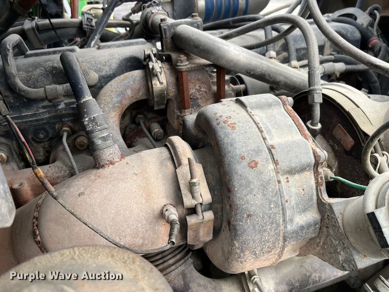 image for item LD9466 2005 Mack CHN613 semi truck