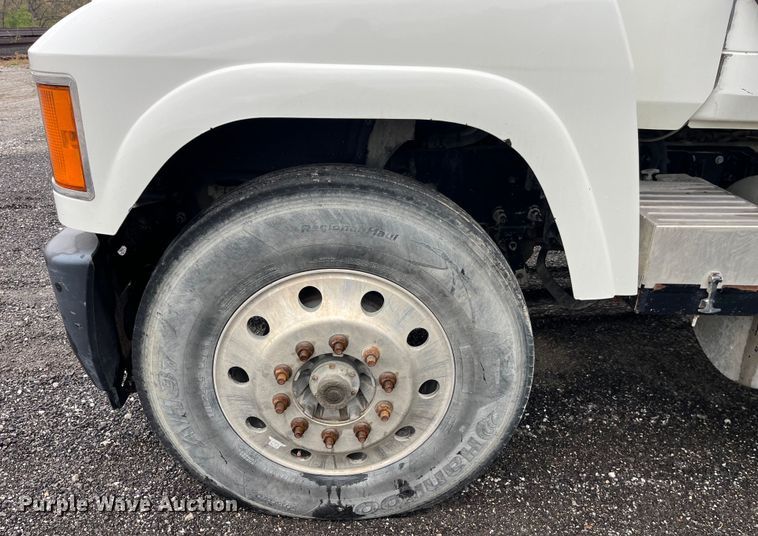 image for item LD9466 2005 Mack CHN613 semi truck