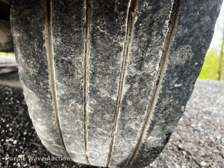 image for item LD9466 2005 Mack CHN613 semi truck