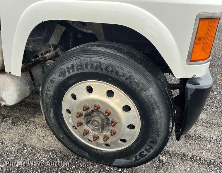 image for item LD9466 2005 Mack CHN613 semi truck