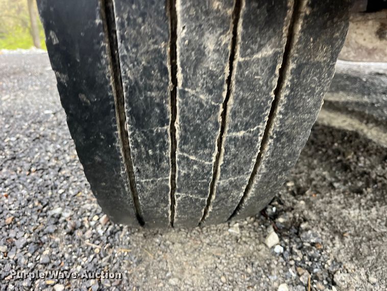 image for item LD9466 2005 Mack CHN613 semi truck