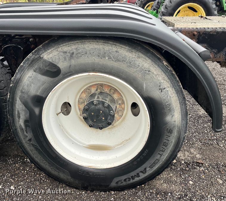 image for item LD9466 2005 Mack CHN613 semi truck