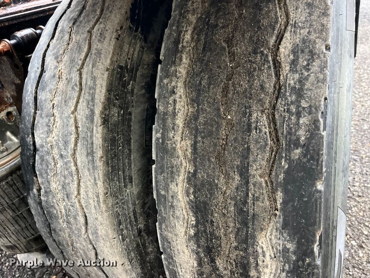 image for item LD9466 2005 Mack CHN613 semi truck