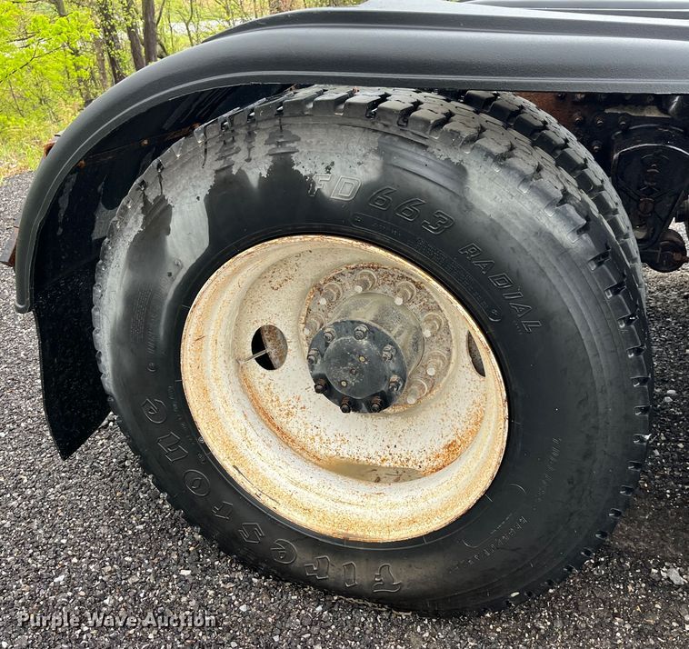 image for item LD9466 2005 Mack CHN613 semi truck