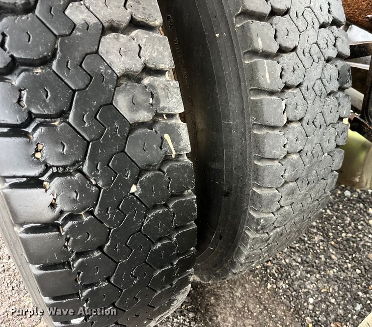 image for item LD9466 2005 Mack CHN613 semi truck