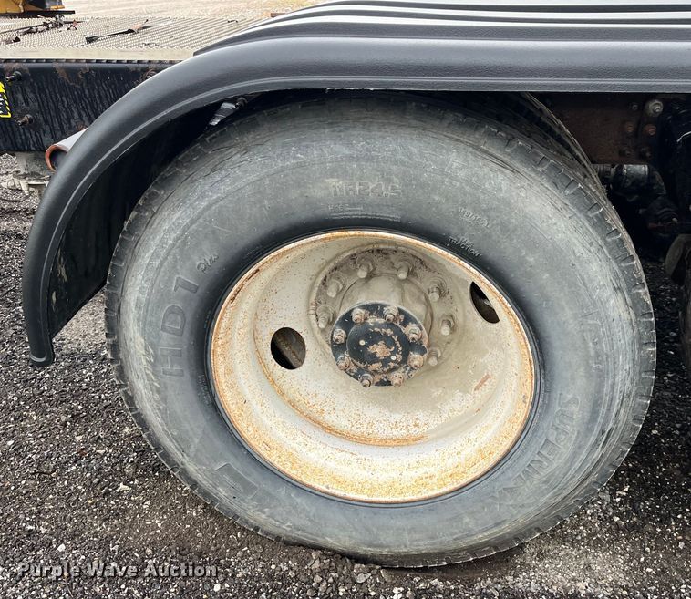 image for item LD9466 2005 Mack CHN613 semi truck