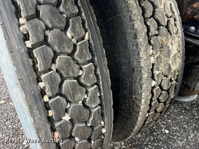 image for item LD9466 2005 Mack CHN613 semi truck