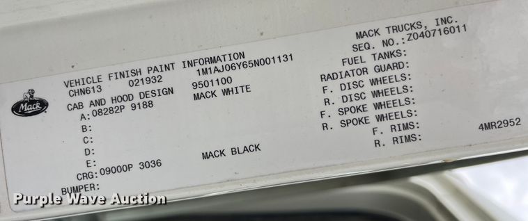 image for item LD9466 2005 Mack CHN613 semi truck