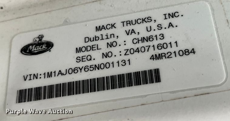 image for item LD9466 2005 Mack CHN613 semi truck