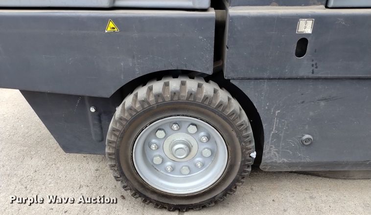 image for item LO9013 2015 Karcher KM130/300RLFGKNA sweeper