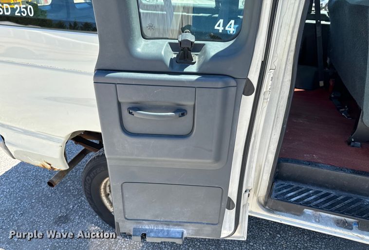 image for item ND9325 1993 Ford E150 van