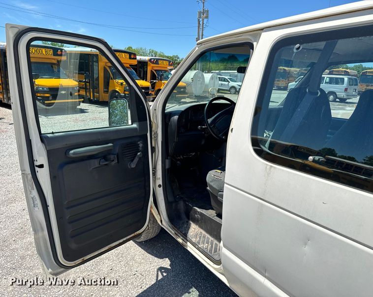 image for item ND9325 1993 Ford E150 van