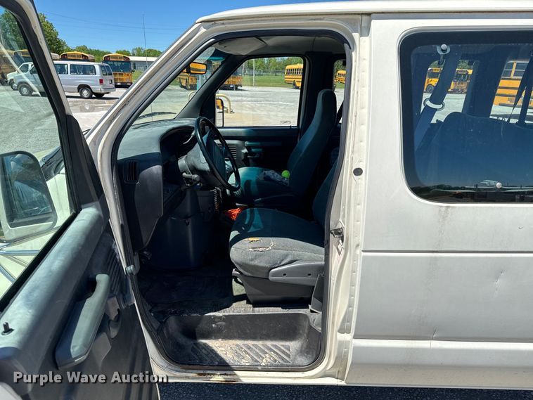 image for item ND9325 1993 Ford E150 van