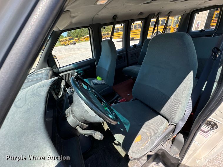 image for item ND9325 1993 Ford E150 van